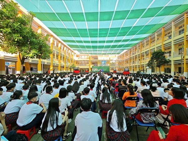 Tập thể Sư phạm, đại biểu, đại diện CA phường, BDDCMHS và học sinh toàn trường dự buổi PHÁT ĐỘNG TUYÊN TRUYỀN CHIẾN DỊCH  KHÔNG MỘT MÌNH - CÙNG NHAU AN TOÀN TRỰC TUYẾN  do Công an Thành phố Hồ Chí Minh phối hợp cùng Sở GD&ĐT Thành phố Hồ Chí Minh và HTV9 tổ chức thực hiện