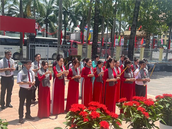  ĐỜI ĐỜI NHỚ ƠN CÁC ANH HÙNG LIỆT SĨ  . 
Chi bộ trường THCS Lê Quý Đôn tổ chức viếng Bia tưởng niệm liệt sĩ  Phường 3.