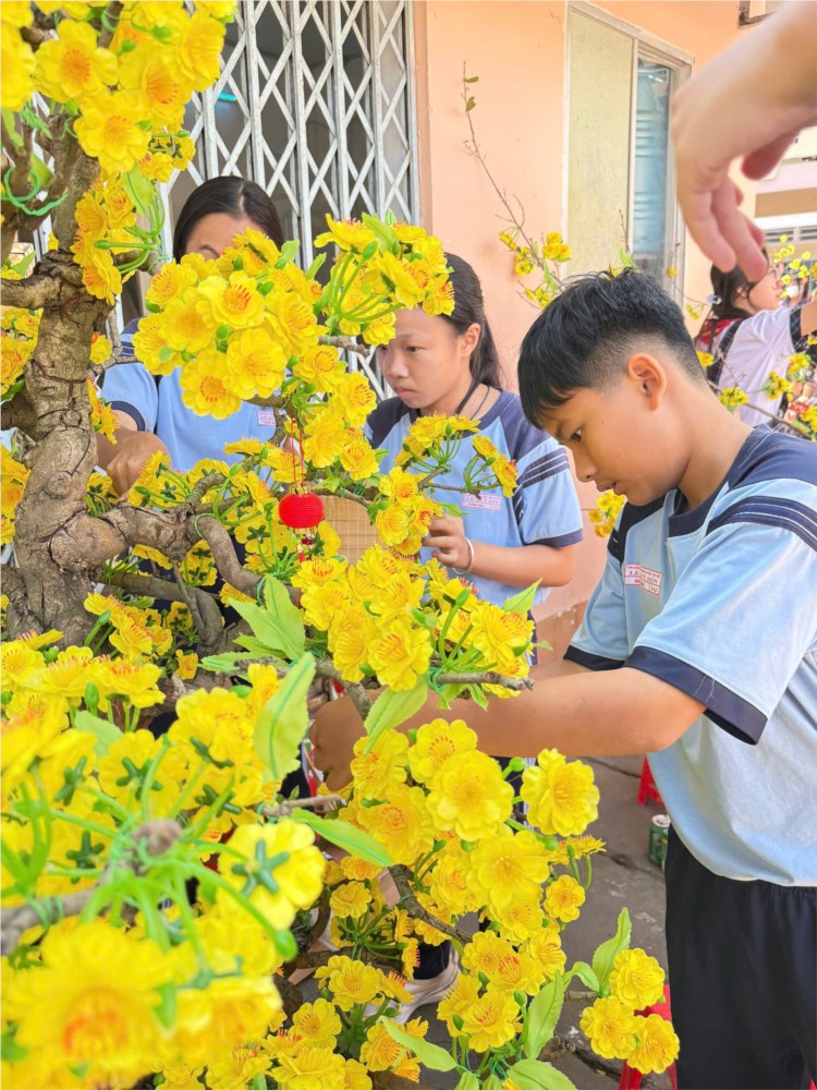 <a href="/tin-tuc-su-kien/hoi-thi-mai-dao-trang-tri-nia-viet-cau-doi-2025/ct/13182/688787">Hội thi mai - đào - trang trí nia -<span class=bacham>...</span></a>