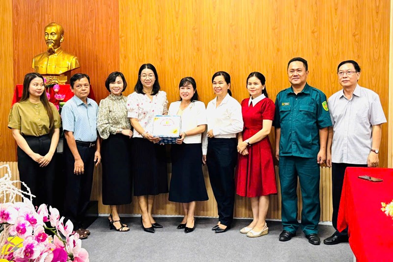 <a href="/tin-tuc-su-kien/doan-can-bo-lanh-dao-phuong-thu-duc-den-tham-truong-thcs-le-quy-don-truoc-them/ct/13182/713854">Đoàn cán bộ Lãnh đạo phường Thủ Đức đến thăm<span class=bacham>...</span></a>