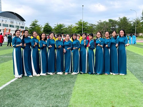 CĐCS Trường THCS Lê Thành Công tham gia chương trình đồng diễn dân vũ với Áo dài chủ đề “50 năm - Tự hào một dải gấm hoa”,