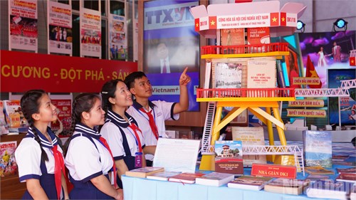 Học sinh Lê Văn tám tham quan không gian triển lãm tại Đại hội đại biểu Đảng bộ Thành phố Hồ Chí Minh lần thứ I