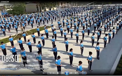 Học sinh Trường THCS Long Hòa đồng diễn Võ nhạc Vovinam