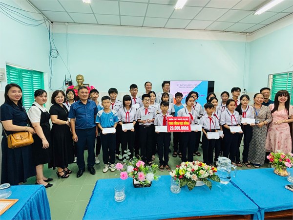 Lễ trao tặng học bổng chương trình vì người bạn ngoại thành năm 2025