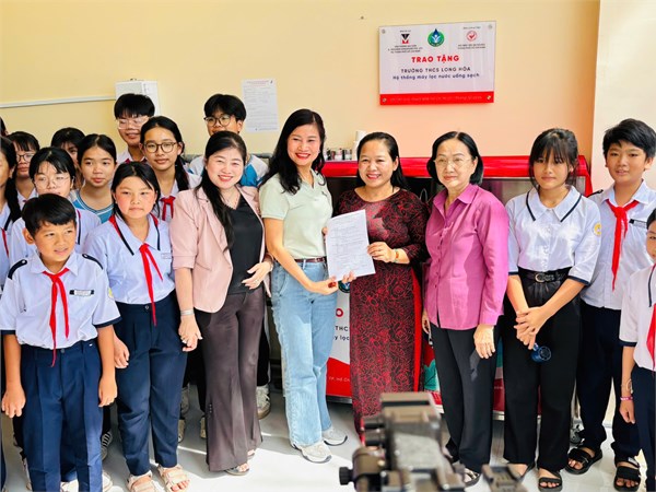 Lễ trao tặng 3 hệ thống lọc nước tại xã Cần Giờ do Văn phòng đại diện A.Menarini Singapore Pte.Ltd. tại Thành phố Hồ Chí Minh tài trợ.