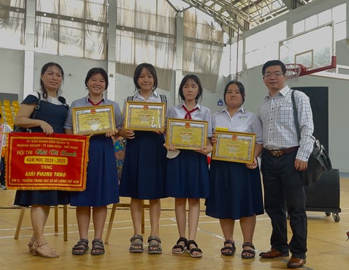 Chúc mừng các em: Lê võ Hồng Ánh lớp 9/8 , phạm Thị Hà Nhi  lớp 9/5 , Nguyễn Ngọc Bảo Trâm  lớp 8/2 , Hồ Nguyễn Thái Huyền lớp 7/6 đã đạt giải 3 và giải Khuyến khích trong Hội thi Nét Vẽ Xanh cấp quận năm học 2024-2025.