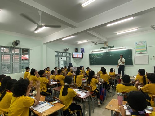 Thầy Đoàn Thanh Phong thực hiện thao giảng bài Lũy thừa của một số Hữu Tỉ