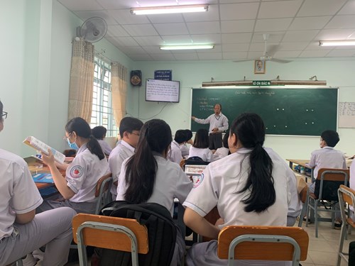 Một số hình ảnh về tiết thao giảng của thầy Nguyễn Quốc Chiến bài Giải hệ hai phương trình bậc nhất hai ẩn