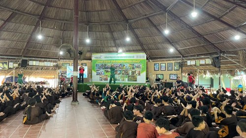 Học sinh khối 6,7 tham gia hoạt động trải nghiệm ở Bến Tre