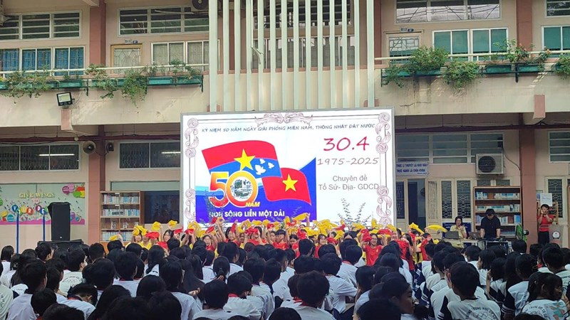 Chuyên đề liên môn Sử-Địa-GDCD với chủ đề  50 năm non sông liền một dải 