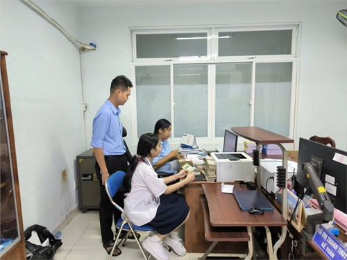 Tập thể CB-GV-NV và học sinh trường THCS Ngô Sĩ Liên ủng hộ Đồng bào bị thiệt hại do bão gây ra.