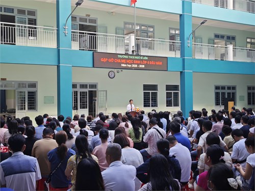 Gặp gỡ cha mẹ học sinh lớp 6 đầu năm học 2025-2026