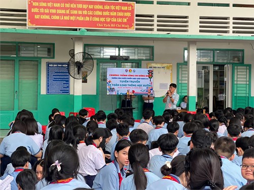 Trường Trung học cơ sở Nguyễn Đức Cảnh tổ chức tuyên truyền ngày Pháp luật Việt Nam gắn với truyền thông An toàn giao thông