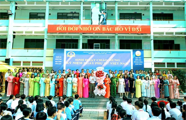 Sáng ngày 20/10/2025  trong không khí hân hoan kỷ niệm Ngày Phụ nữ Việt Nam 20/10. Công đoàn trường THCS Nguyễn Du tổ chức sinh hoạt kỷ niệm ngày Phụ nữ Việt Nam. Ngày 20/10 không chỉ là dịp tri ân mà còn là cơ hội để khẳng định vai trò, những đóng góp to lớn của phụ nữ trong sự nghiệp giáo dục. Kính chúc các cô luôn mạnh khỏe, hạnh phúc và tiếp tục truyền ngọn lửa yêu nghề đến nhiều thế hệ học sinh.”