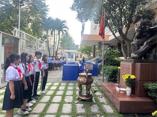 Em là chiến sĩ giải phóng quân thành phố Bác Hồ