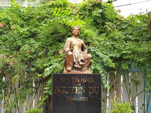 Tiểu sử Nguyễn Du