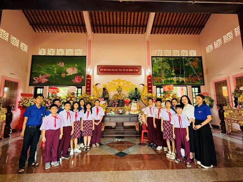 Trường thcs nguyễn hiền dâng hương tại nhà tưởng niệm bác hồ