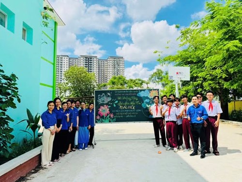 Tết trồng cây đời đời nhớ ơn bác hồ