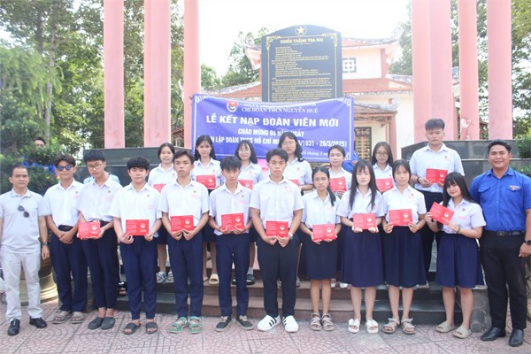 Kết nạp cảm tình đoàn tại khu di tích tua hai cho học sinh khối 9