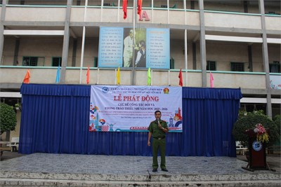 Phát động học sinh nghiêm chỉnh chấp hành pháp luật về phòng, chống ma túy năm 2025 và tháng cao điểm an toàn giao thông cho học sinh đến trường năm học 2025-2026.