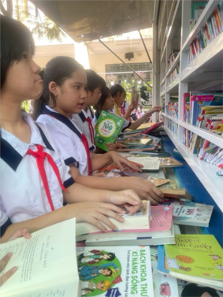 Học sinh trường THCS Nguyễn Thị Hương tham gia Ngày hội đọc sách./.