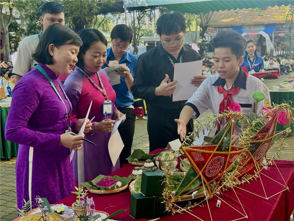 Học sinh trường THCS Nguyễn Thị Hương háo hức tham gia các hoạt động chào đón tết Trung thu./