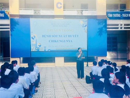 Hình ảnh Cô Phạm Thị Hồng Chinh - Nhân viên y tế Trường THCS Nguyễn Trung Trực tuyên truyền về bệnh SXH Chikungunya vào ngày 15/09/2025 cho toàn thể GV-NV- HS cách nhận biết, triệu chứng, phòng ngừa bệnh.
