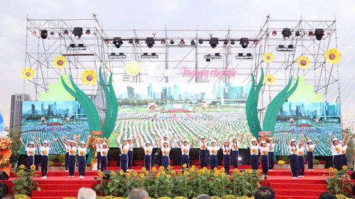 Học sinh trường THCS Nguyễn Văn Bá tham gia tiết mục đồng diễn Flashmob  Thủ Đức trang sử ngày mới 