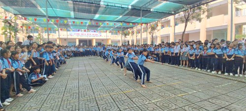 Trường THCS Nguyễn Văn Bứa tổ chức giải kéo co cho học sinh chào mừng Ngày nhà giáo Việt Nam 20/11