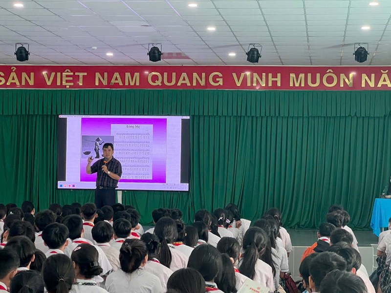 Trường THCS Nguyễn Văn Bứa tổ chức chuyên đề  Biết ơn Cha mẹ  Báo cáo viên Thầy Trần Tuấn Anh đến từ trường THCS Colette