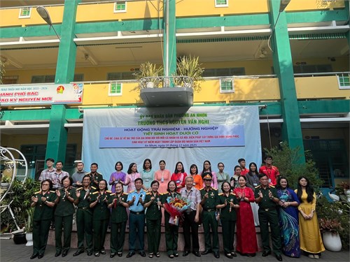 Hoạt động trải nghiệm - hướng nghiệp Tiết sinh hoạt dưới cờ ngày 08 tháng 12 năm 2025 - Chủ đề:  Chia sẻ về vai trò của gia đình đối với mỗi cá nhân và xã hội và biện pháp xây dựng gia đình hạnh phúc  - Sinh hoạt kỷ niệm ngày Thành lập Quân đội nhân dân Việt Nam