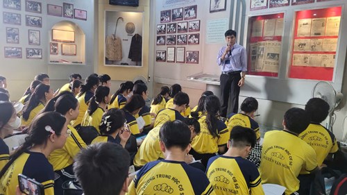 Tổ chức cho đội viên, thiếu nhi đến với địa chỉ đỏ:  Bảo tàng Hồ Chí Minh - Bến Nhà Rồng 