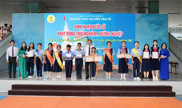 Tuyên dương đội tuyển chỉ huy Đội giỏi Quận 10 - Liên đội THCS Nguyễn Văn Tố