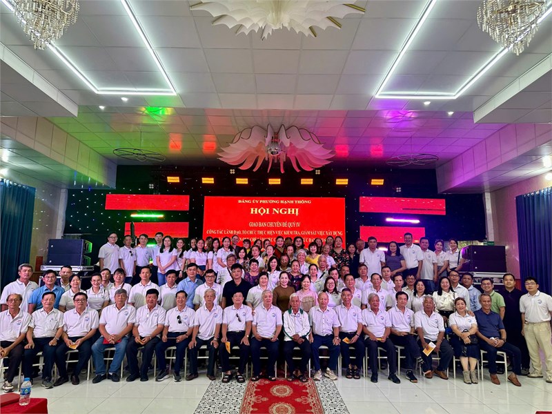 Cấp uỷ chi bộ tham dự sinh hoạt chuyên đề quý IV/2025 do Đảng uỷ phường Hạnh Thông tổ chức.