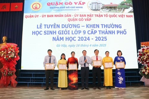Lễ tuyên dương khen thưởng học sinh giỏi lớp 9 cấp Thành phố năm học 2024 - 2025
