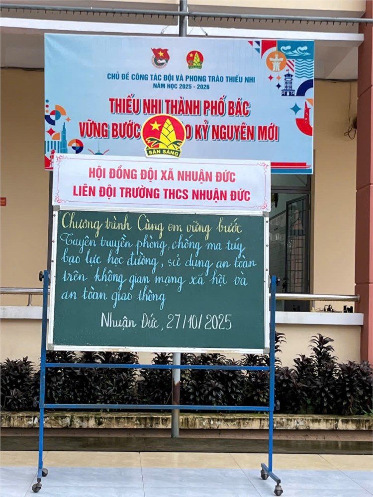 Sáng nay ngày 27/10/2025 (thứ Hai), Trường THCS Nhuận Đức phối hợp Công an xã Nhuận Đức thực hiện tuyên truyền phòng, chống ma tuý, bạo lực học đường; sử dụng an toàn trên không gian mạng xã hội và an toàn giao thông.