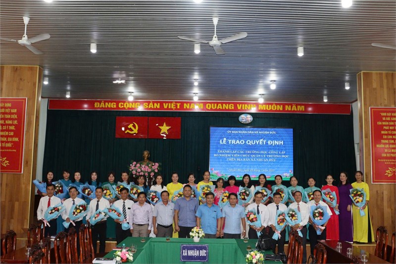 Chiều ngày 08/7/2025 (thứ Ba), UBND xã Nhuận Đức tổ chức Lễ Trao quyết định thành lập các trường học công lập, bổ nhiệm viên chức quản lý trường học trên địa bàn xã Nhuận Đức.