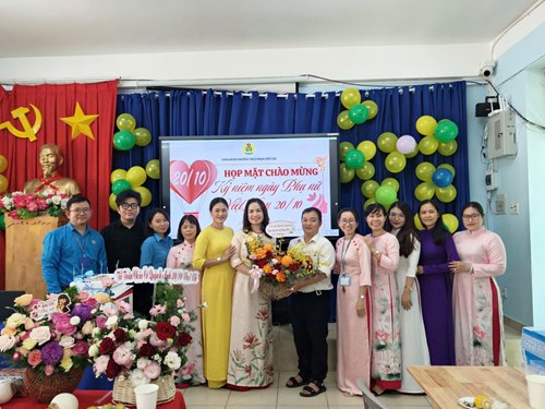 Tập thể sư phạm trường thcs phạm hữu lầu chào mừng ngày phụ nữ việt nam 20/10