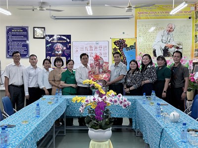 [THCS Phan Bội Châu] Ban ngành đoàn thể tặng hoa chúc mừng nhà trường Lễ kỷ niệm ngày Nhà giáo Việt Nam 20/11/2025