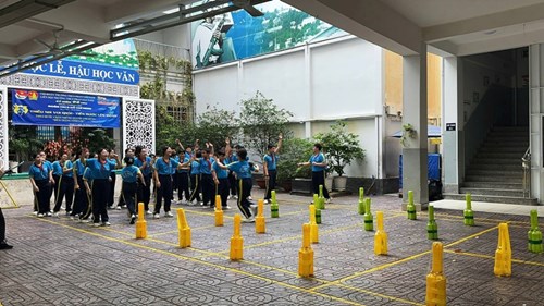 Chuyên đề Tổ: “Bài thể dục liên hoàn 32 động tác” - Lớp 7/2 của Cô Nguyễn Ngọc Thảo