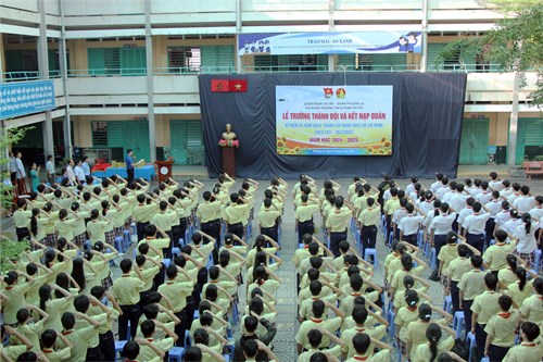 Chi đoàn trường THCS Phan Tây Hồ tổ chức Lễ trưởng thành Đội và kết nạp Đoàn cho học sinh khối 9 năm học 2024 - 2025.