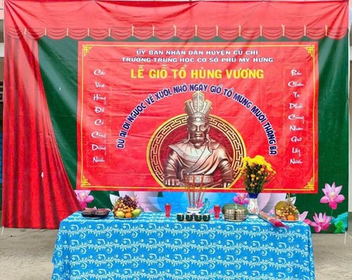 Hòa chung không khí của cả nước hướng về Đất Tổ, hướng về ngày Giỗ Quốc Tổ Hùng Vương, trong không khí trang nghiêm, Trường THCS Phú Mỹ Hưng long trọng tổ chức dâng hương dâng hoa lên bàn thờ Quốc Tổ để tưởng nhớ về Cội nguồn dân tộc Việt Nam.