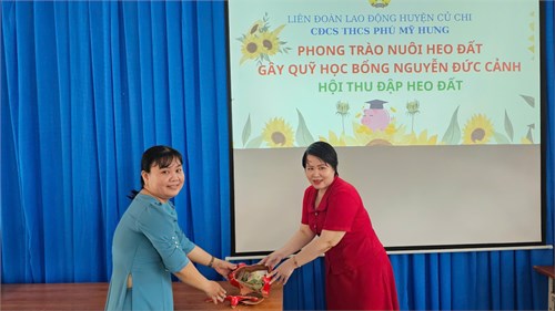 Phong trào nuôi heo đất gây quỹ học bổng nguyễn đức cảnh . hội thu đập heo đất của cđcs thcs phú mỹ hưng