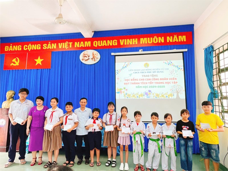 Công đoàn trường thcs phú mỹ hưng tổ chức ngày quốc tế thiếu nhi 01/06/2025 và phát thưởng học sinh giỏi, trao học bổng nguyễn đức cảnh cho con cb-gv-cnv năm học 2024-2025