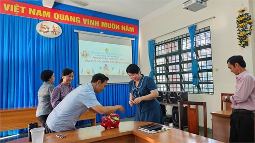 Công đoàn thực hiện đóng góp nuôi heo đất gây quỹ học bổng Nguyễn Đức Cảnh.