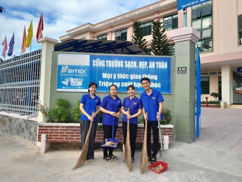 HOẠT ĐỘNG THÁNG THANH NIÊN
1. Ra quân Chào mừng Tháng Thanh niên.
2. Thực hiện Công trình Thanh niên: Tủ văn phòng phẩm 0 đồng.
3. Sinh hoạt chủ điểm Tháng 3.