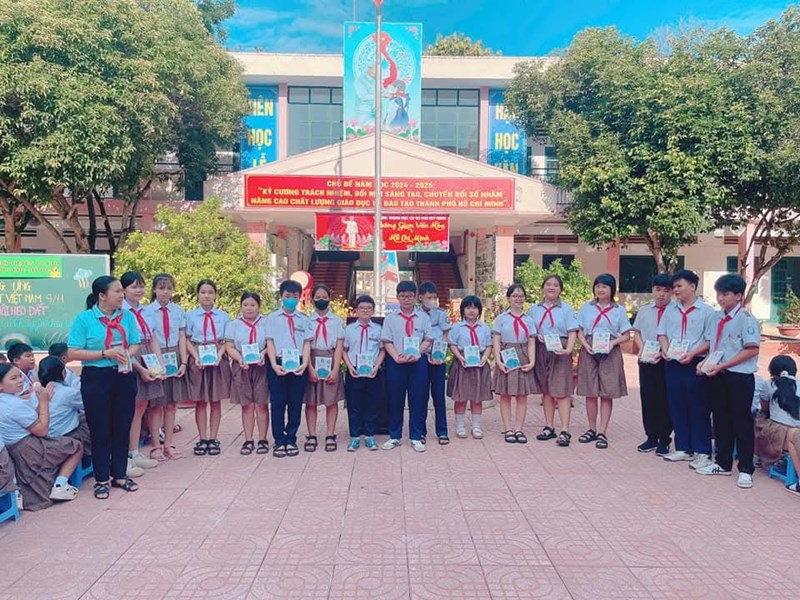 Sinh hoạt dưới cờ tuần 10:
1. Hưởng ứng Ngày pháp luật Việt Nam 9/11.
2. Phát động  Nuôi heo đất  thực hiện phong trào Kế hoạch nhỏ.
3. Khen thưởng học sinh tích cực tham gia giải Lê Quy Đôn trên báo Khăn Quàng Đỏ.