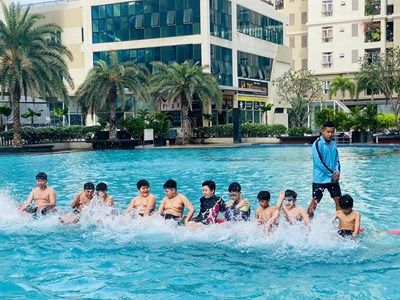 Học sinh trường THCS Phước Bình học bơi tại hồ bơi Ánh Viên