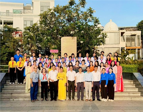 Trường THCS Phú Thọ tổ chức viếng và thắp hương tưởng niệm các anh hùng Liệt sĩ tại đền An ninh T4 công viên Lãnh Binh Thăng