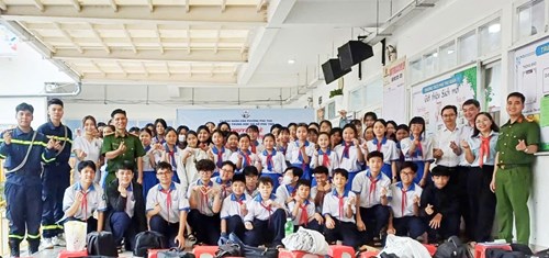 Trường THCS Phú Thọ tổ chức chuyên đề “ Tuyên truyền, tập huấn công tác phòng cháy chữa cháy và cứu nạn cứu hộ trong trường học “ cho CBGVNV và học sinh nhà trường”